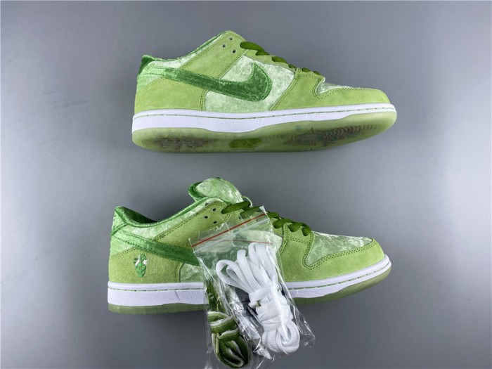 nike dunk sb low strangelove green ct2552-300